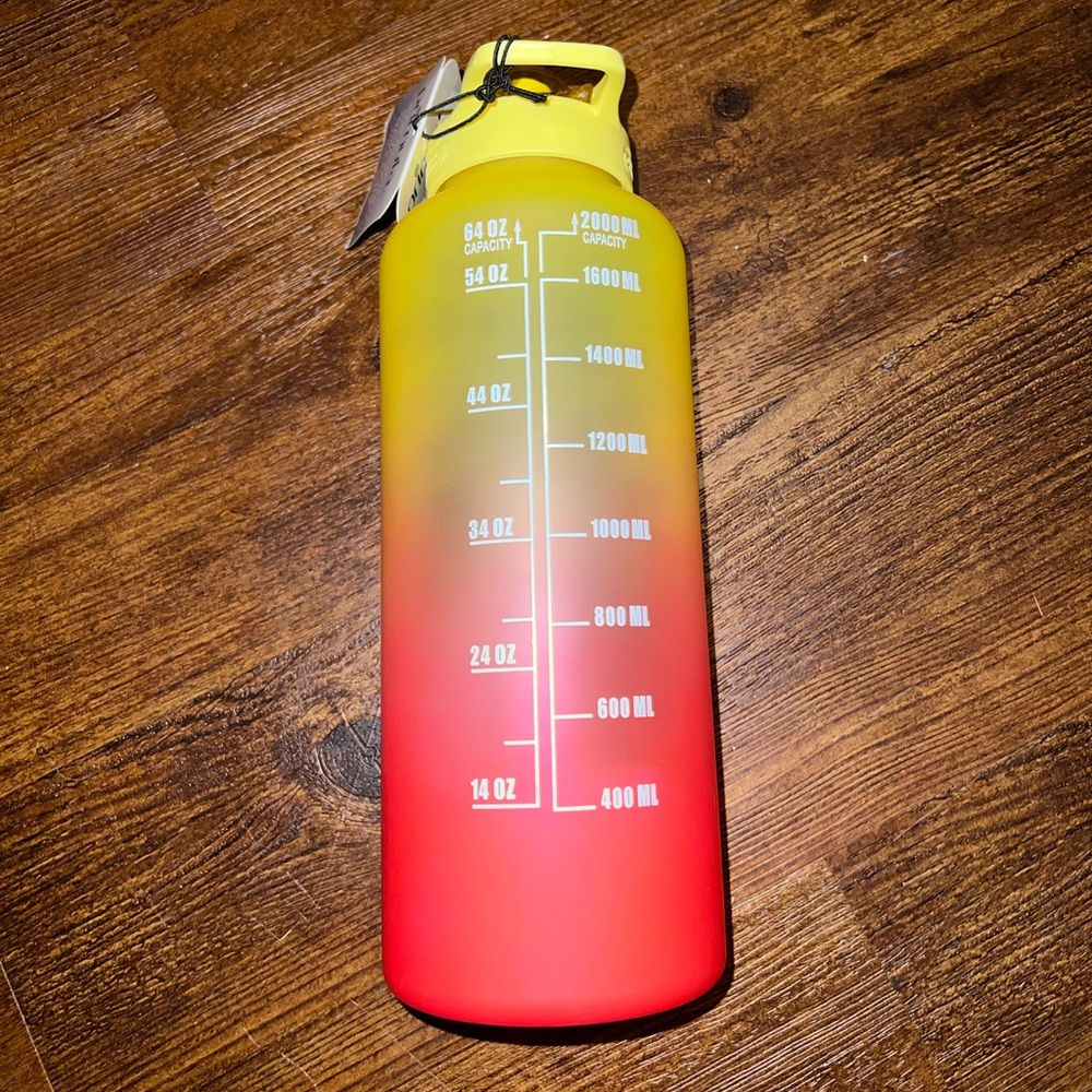 New with Tags Primula Yellow Water Bottle with Flip-Top Lid 64oz - Picture 5 of 11